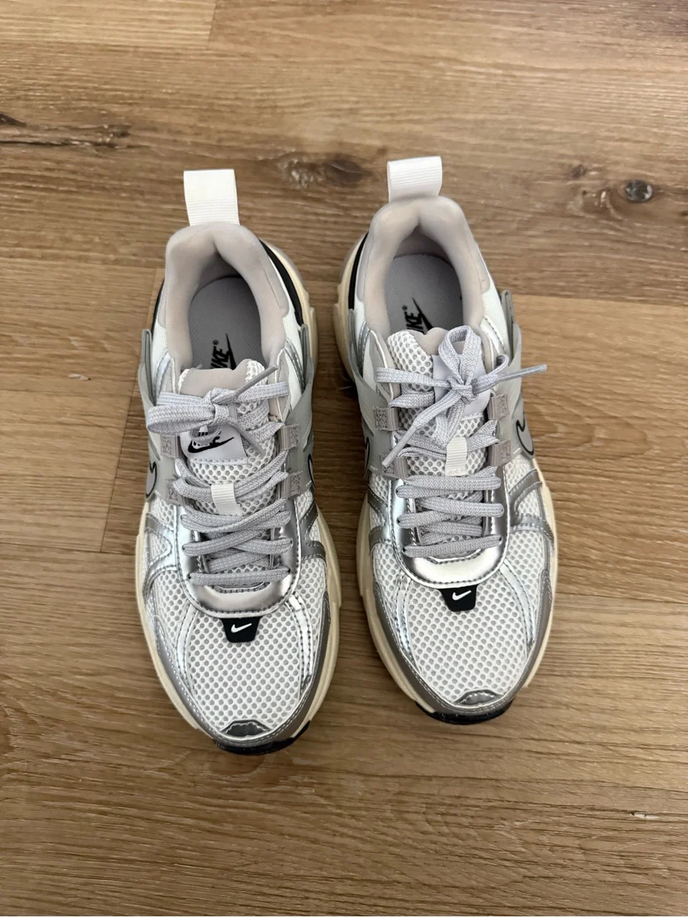 Like New - NIKE Women's V2K Running Sneakers SIZE 7